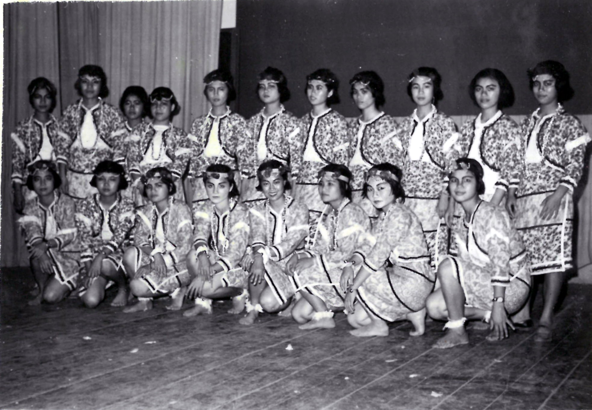 147.53年5月xx日 本校女生舞編隊參加全縣民族舞蹈比賽榮獲冠軍